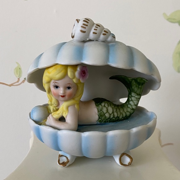 Vintage Other - Vintage Bisque Mermaid in Clamshell Figurine